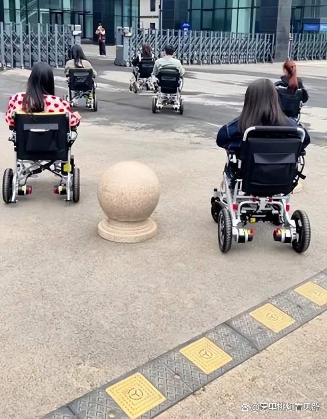 开电动轮椅上下班，交警也管不了？这届年轻人为何盯上电动轮椅！-有驾