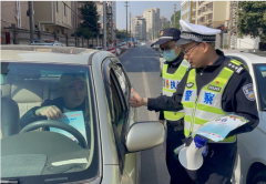 交警虎门大队开展“安全带、安全头盔守护生命”春运交通安全宣传劝导活动