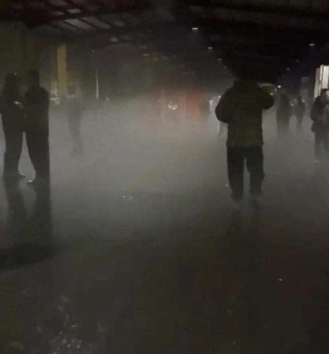 回南天取快递像到了天庭 天花板全是水滴睡觉打伞