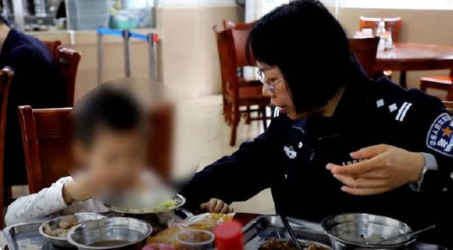 民警化身暖心奶妈，4岁娃迷路在派出所大口干饭