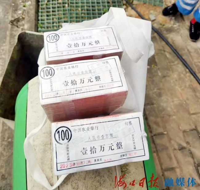 环卫工垃圾桶内捡到30万元?不实：并非真钞 是练功券