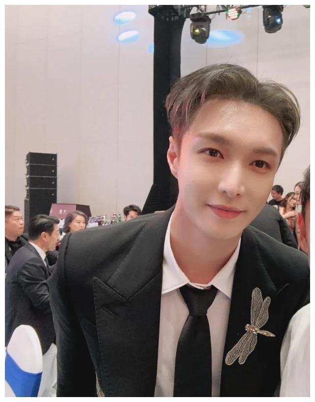 张艺兴是个考公的好苗子 语言表达逻辑清晰