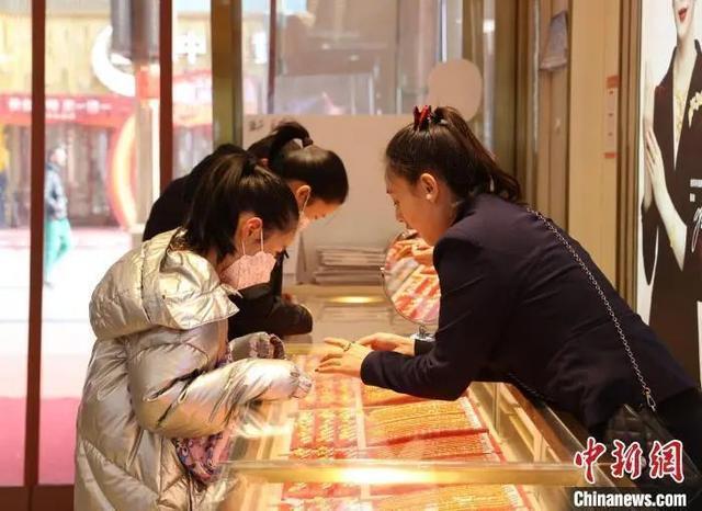金价又新高囤金人却慌了 卖还是不卖矛盾犹豫不决