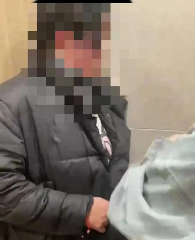 警方通报女孩凌晨被拽进卫生间殴打