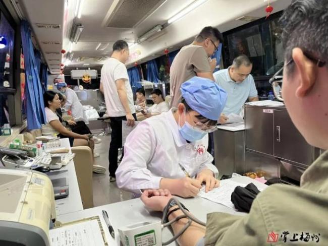 高速塌方现场 85后司机救下6人 热心英雄涌现