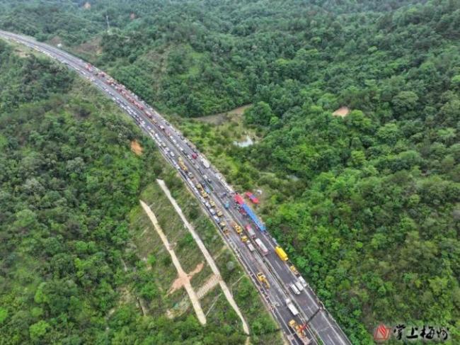 高速塌方现场 85后司机救下6人 热心英雄涌现