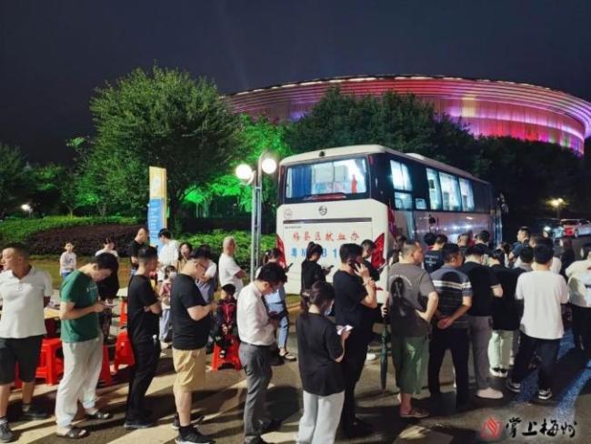 高速塌方现场 85后司机救下6人 热心英雄涌现