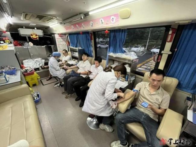 高速塌方现场 85后司机救下6人 热心英雄涌现