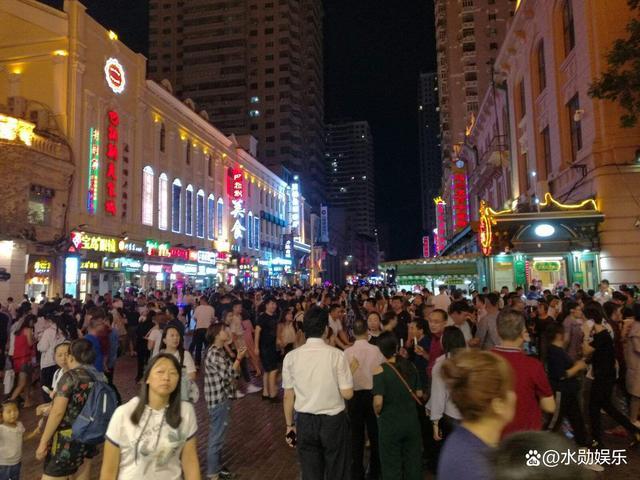 哈尔滨中央大街再现“最美人墙”
