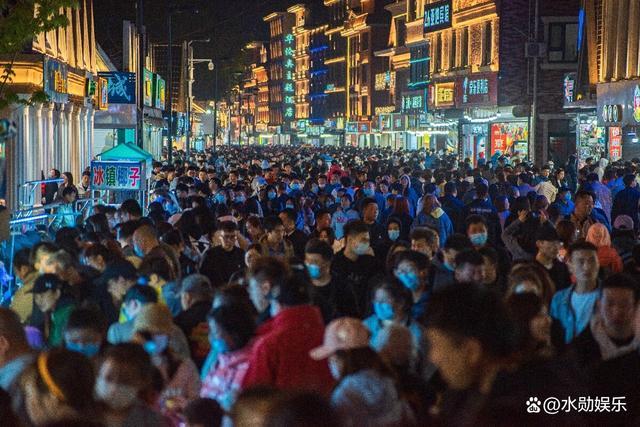 哈尔滨中央大街再现“最美人墙” 特警守护安全成假日暖阳