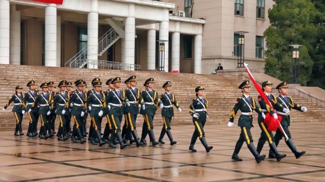 “清华校庆不见国旗”系谣言！清华大学官方放原图辟谣