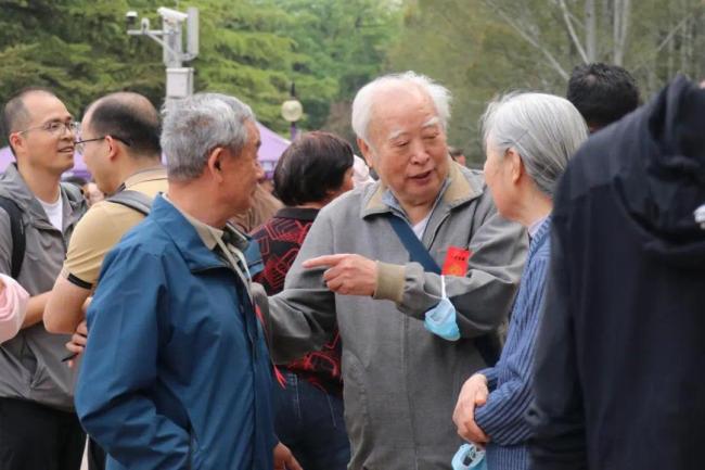 “清华校庆不见国旗”系谣言！清华大学官方放原图辟谣