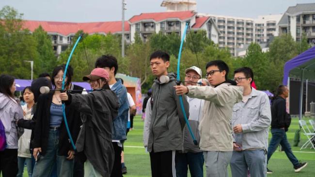 “清华校庆不见国旗”系谣言！清华大学官方放原图辟谣