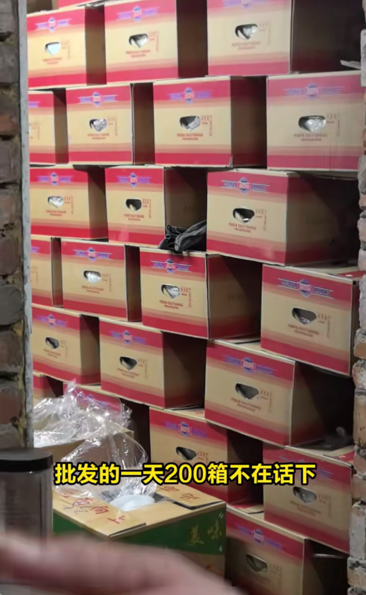 杭州一水果店开了二十几年只卖香蕉 日常销量惊人