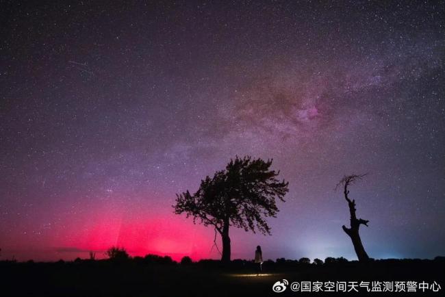 超大地磁暴来临！新疆现绚丽极光 来自太阳的浪漫