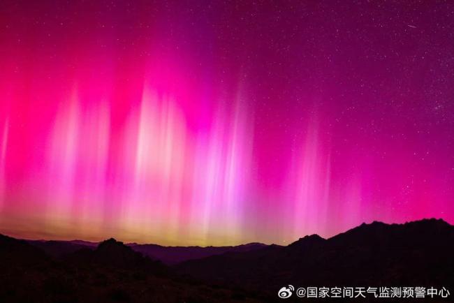 超大地磁暴来临！新疆现绚丽极光 来自太阳的浪漫