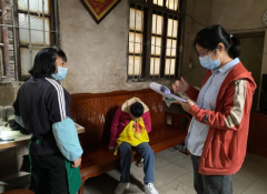 母亲不离不弃照料患病女儿26年