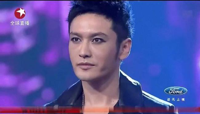 黄晓明十年前化亚当烟熏妆 再现经典仿妆回忆杀