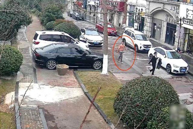 女子河边下单 外卖小哥施救 英勇一跃 救人又准时送达