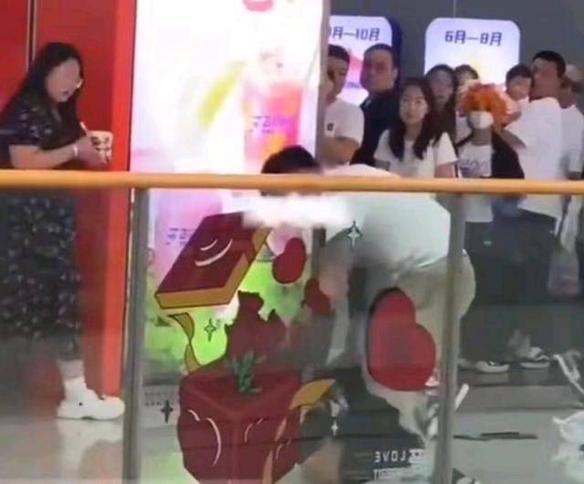 夫妻抱娃在商场大打出手 为一杯奶茶的疯狂之战
