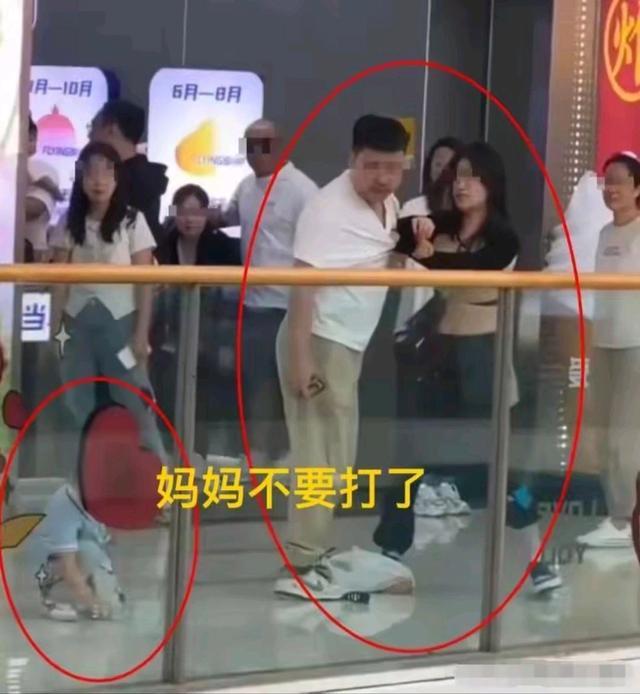 夫妻抱娃在商场大打出手 为一杯奶茶的疯狂之战