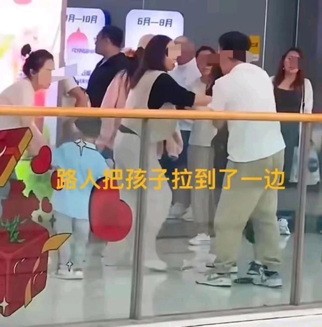 夫妻抱娃在商场大打出手 为一杯奶茶的疯狂之战