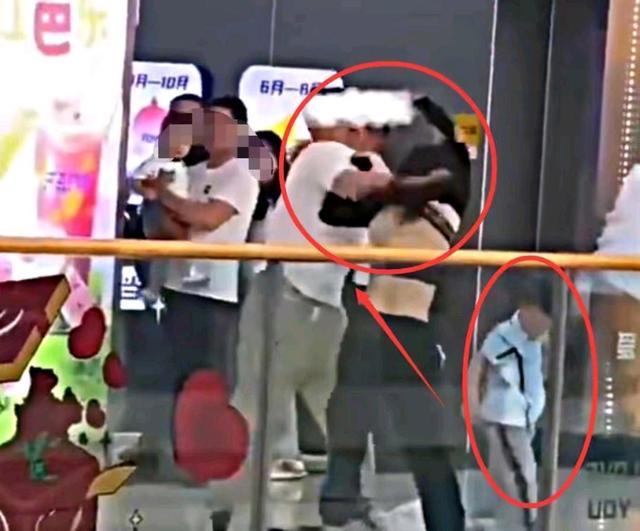 夫妻抱娃在商场大打出手 为一杯奶茶的疯狂之战