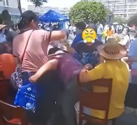 女子跑完半马领取完赛包像在进货 零食、香蕉根本装不完