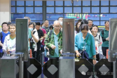 D902次（深圳北—北京西）高铁动卧列车启动