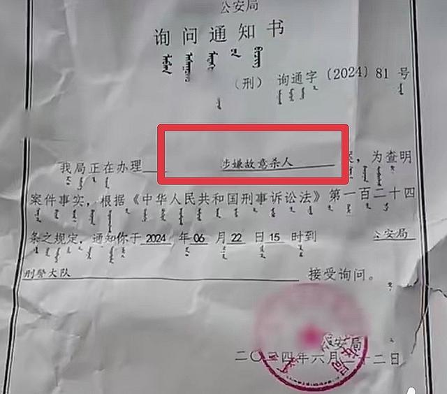 女子等红绿灯被撞飞后遭碾压当场身亡 副驾观望未施救，引众怒