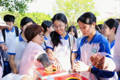千余学子徒步18公里开