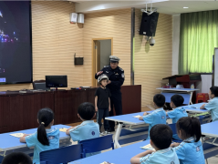 黄江交警铁骑进校园