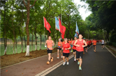 东莞凤岗：百人乐跑