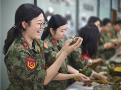 黄江民兵端午包粽慰