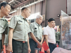 参战老兵指尖触摸登
