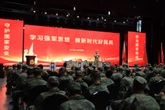 墨绿制服肩线笔挺 虎