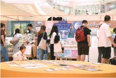 素人作家携诗稿亮相