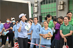 东莞交警“大篷车”开进企业 30项互动体验强化交通安全意识​