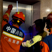 深夜电梯故障致5人被困，消防员迅速救援