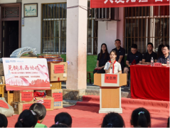 瑞众保险赴黔捐校服